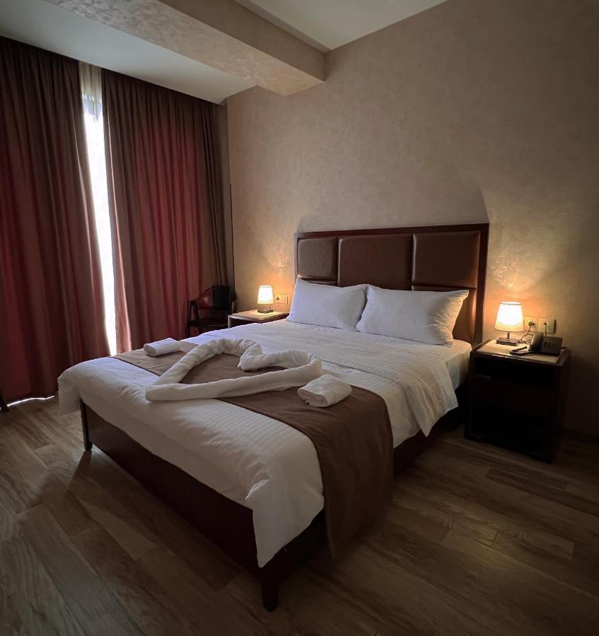 Aura Hotel Тбілісі Екстер'єр фото