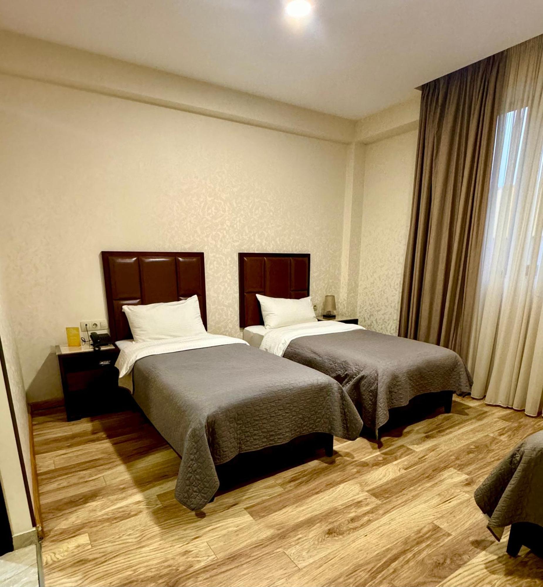 Aura Hotel Тбілісі Екстер'єр фото